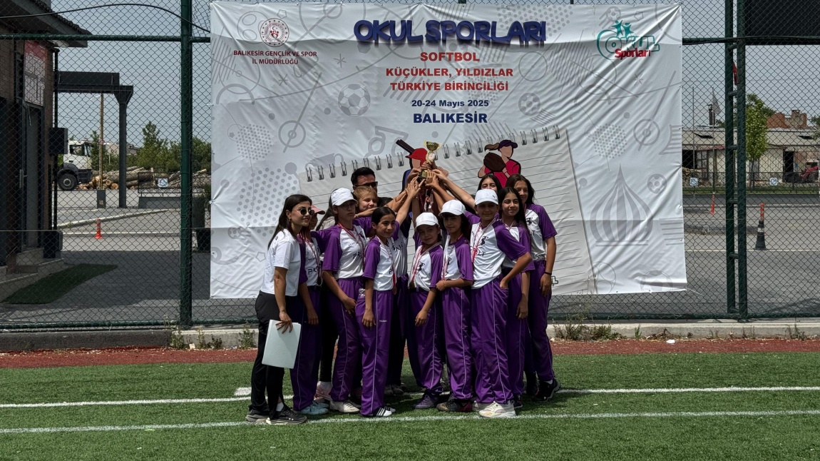 KIZLARIMIZ SOFTBOL ŞAMPİYONASINDA TÜRKİYE ÜÇÜNCÜSÜ OLDU